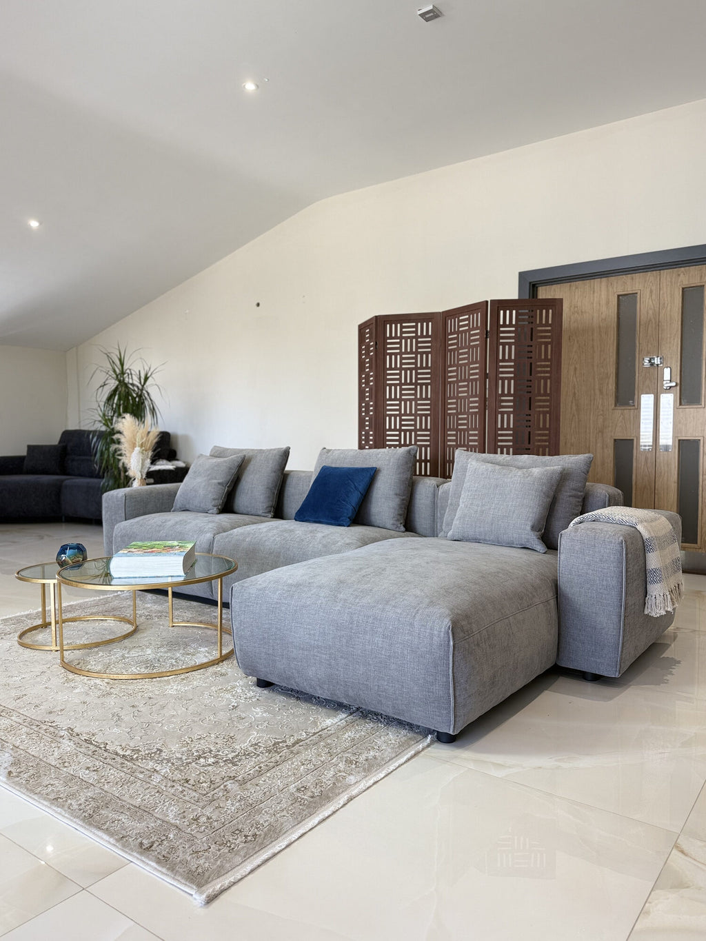 Malibu Sofa Universal Corner in a real home, Grey